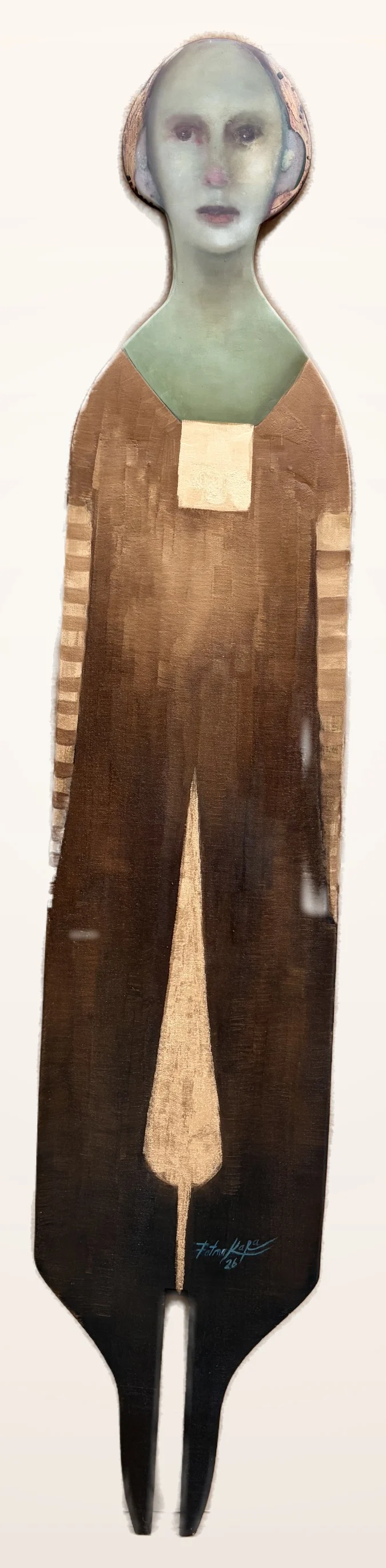 Bu eser FATMA KARA tarafından 2026 yılında 120x20 cm ölçülerinde Polyester döküm ve ahşap üzeri yağlı boya tekniği ile yapılmıştır.
