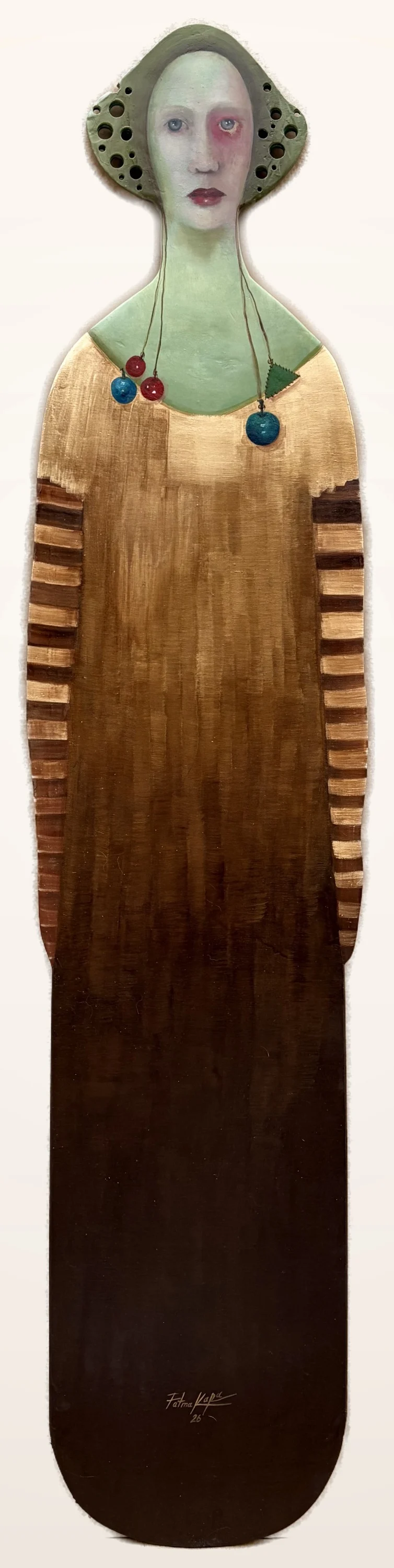 Bu eser FATMA KARA tarafından 2026 yılında 168x33 cm ölçülerinde Polyester döküm ve ahşap üzeri yağlı boya tekniği ile yapılmıştır.