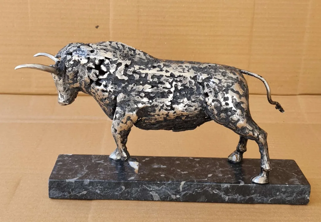 "Boğa" eseri ÖZER AKTAŞ tarafından 2023 yılında 18x35x10 cm ölçülerinde Metal heykel tekniği ile yapılmıştır.