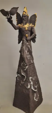 ORÇUN İLTER — “Enki”, 2024 "Enki" eseri ORÇUN İLTER tarafından 2024 yılında 103x32x30 cm ölçülerinde Serbest şekillendirme altın dekor uygulaması 1200 °C tekniği ile yapılmıştır.