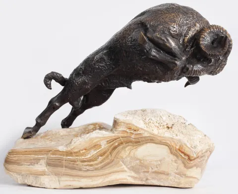 "İsimsiz" eseri SEYFETTİN ŞEKEROV tarafından 2008 yılında 38x48x27 cm ölçülerinde Bronz Heykel tekniği ile yapılmıştır.