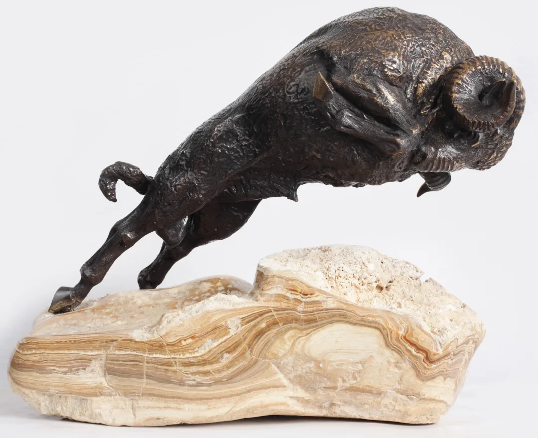 "İsimsiz" eseri SEYFETTİN ŞEKEROV tarafından 2008 yılında 38x48x27 cm ölçülerinde Bronz Heykel tekniği ile yapılmıştır.