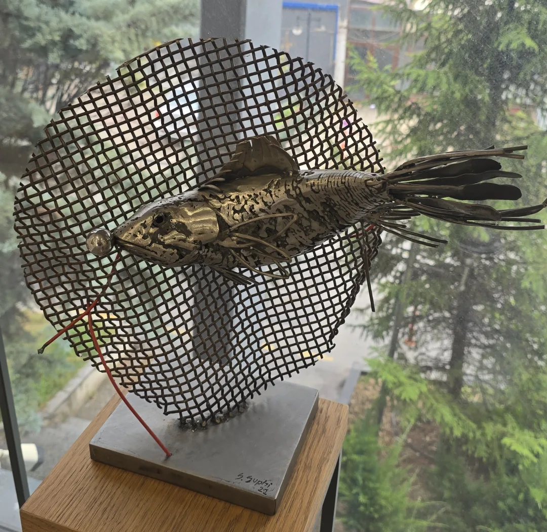 "Balık ve Ağ" eseri SERKAN SUPHİ ERTUĞRUL tarafından 2022 yılında 43x45x23 cm ölçülerinde Demir, Metal tekniği ile yapılmıştır.