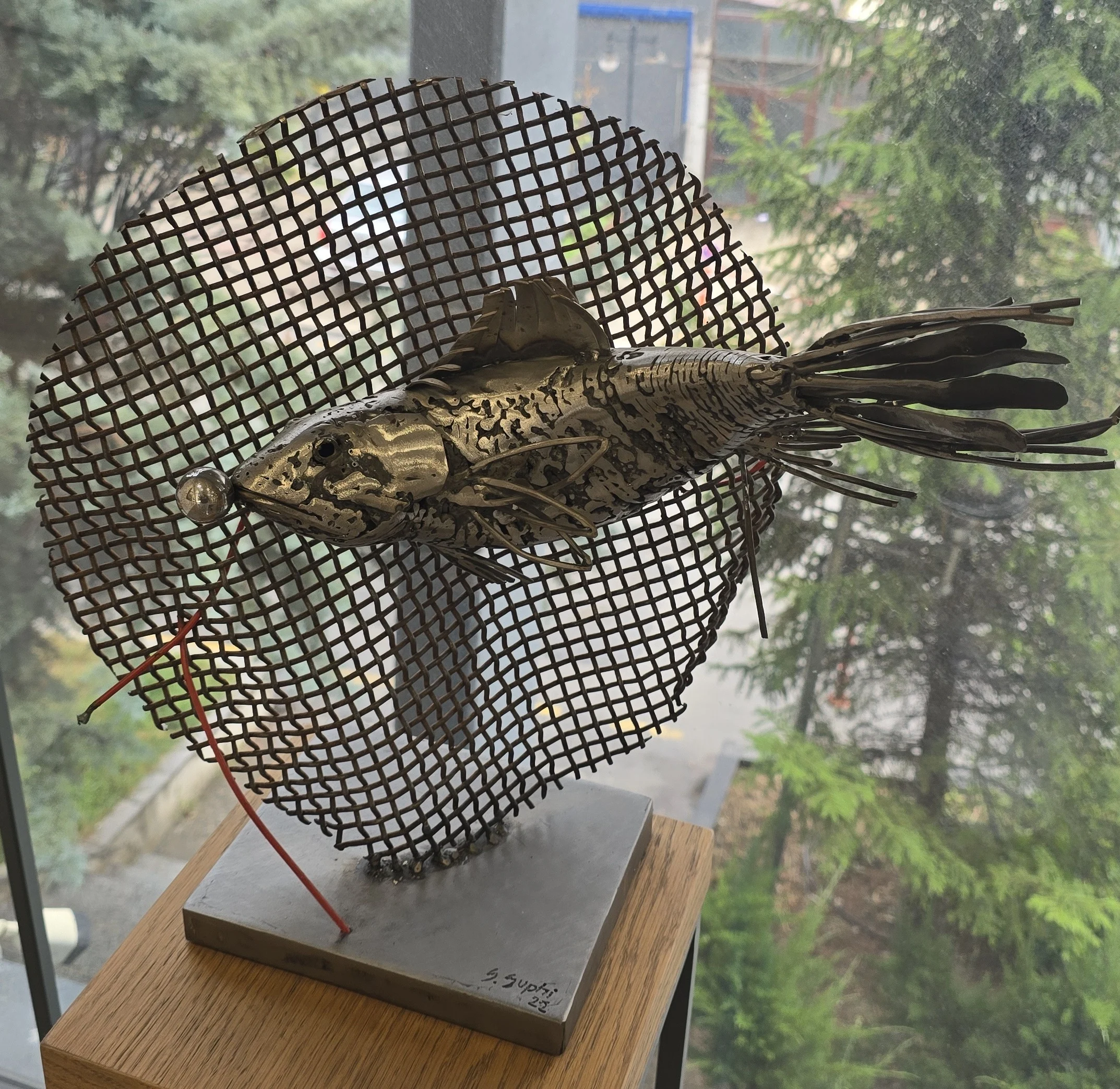 "Balık ve Ağ" eseri SERKAN SUPHİ ERTUĞRUL tarafından 2022 yılında 43x45x23 cm ölçülerinde Demir, Metal tekniği ile yapılmıştır.