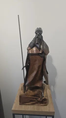 "Derviş" eseri ZEYNEL ABİDİN KOŞARCA tarafından 2020 yılında 69x23x26 cm ölçülerinde Metal tekniği ile yapılmıştır.