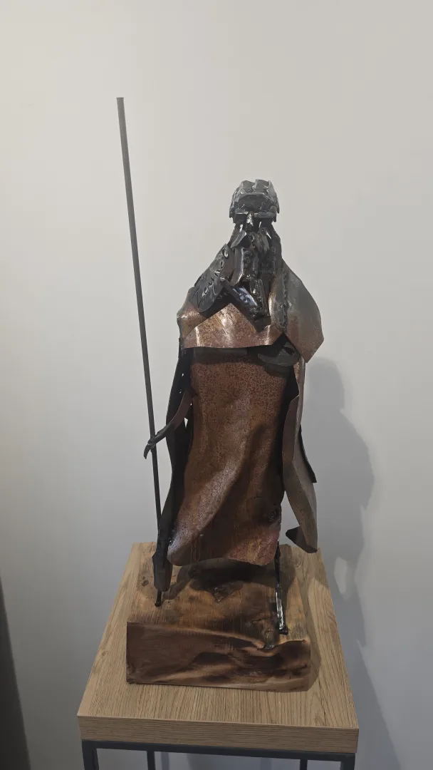 "Derviş" eseri ZEYNEL ABİDİN KOŞARCA tarafından 2020 yılında 69x23x26 cm ölçülerinde Metal tekniği ile yapılmıştır.