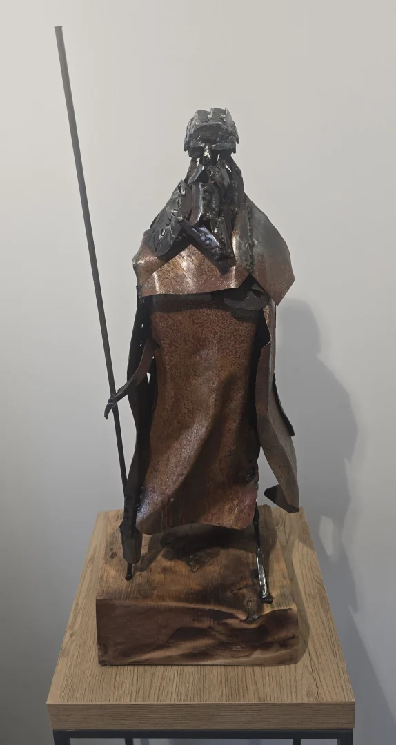 yakınlaştır "Derviş" eseri ZEYNEL ABİDİN KOŞARCA tarafından 2020 yılında 69x23x26 cm ölçülerinde Metal tekniği ile yapılmıştır.