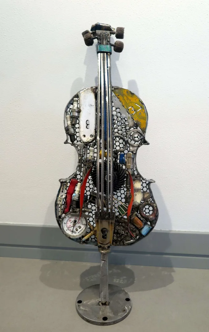 "İsimsiz" eseri ASAF ERDEMLİ tarafından 2017 yılında 75x26x26 cm ölçülerinde Hurda metal tekniği ile yapılmıştır.