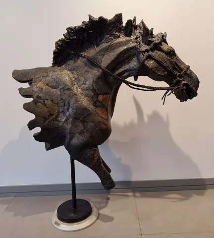 "At" eseri İZZET GÜL tarafından 2022 yılında 158x162x43 cm ölçülerinde Kağıt Hamuru + Metal + Patine Heykel tekniği ile yapılmıştır.