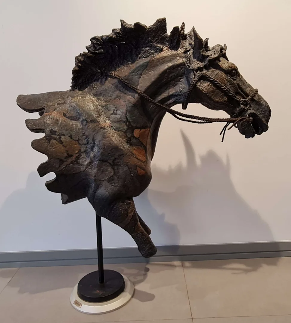 "At" eseri İZZET GÜL tarafından 2022 yılında 158x162x43 cm ölçülerinde Kağıt Hamuru + Metal + Patine Heykel tekniği ile yapılmıştır.