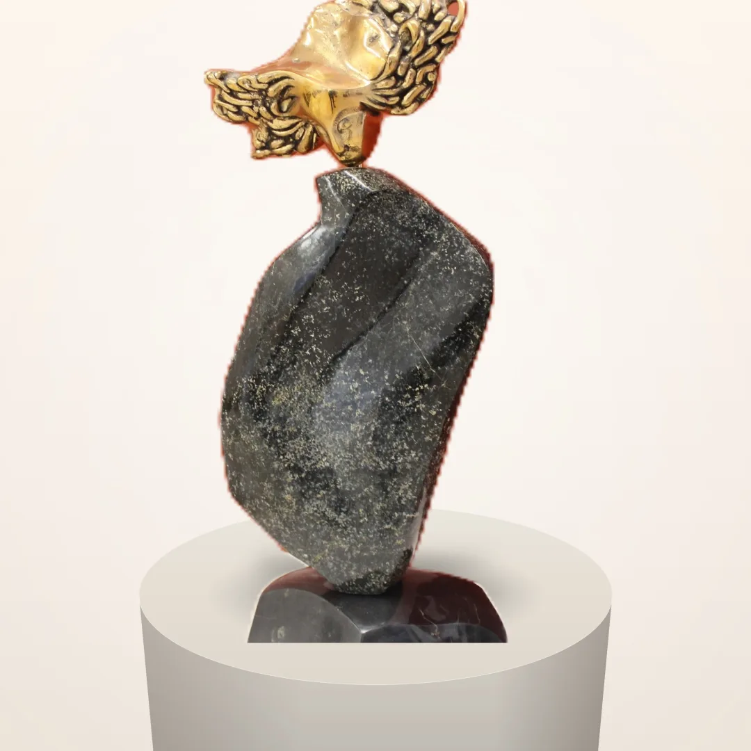 "Medusa" eseri MALİK BULUT tarafından 2013 yılında 60x29x20 cm ölçülerinde Bronz ve Mermer (Serpantin Taşı) tekniği ile yapılmıştır.