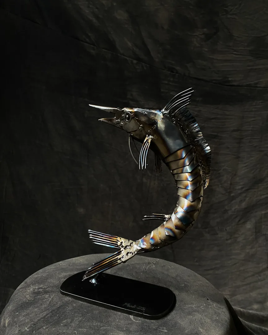 "Kılıç Balığı" eseri MÜCAHİT DİYAR ARIZ tarafından 2025 yılında 30x22x13 cm ölçülerinde Metal heykel tekniği ile yapılmıştır.