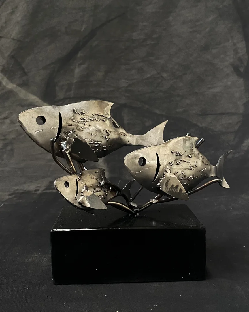 "Balıklar-2" eseri MÜCAHİT DİYAR ARIZ tarafından 2025 yılında 20x18x10 cm ölçülerinde Metal heykel tekniği ile yapılmıştır.