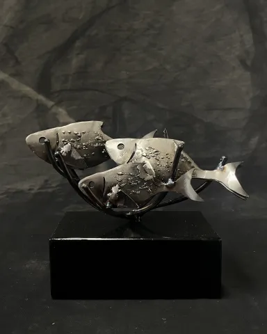 MÜCAHİT DİYAR ARIZ — “Balıklar-1”, 2025 "Balıklar-1" eseri MÜCAHİT DİYAR ARIZ tarafından 2025 yılında 20x15x11 cm ölçülerinde Metal heykel tekniği ile yapılmıştır.