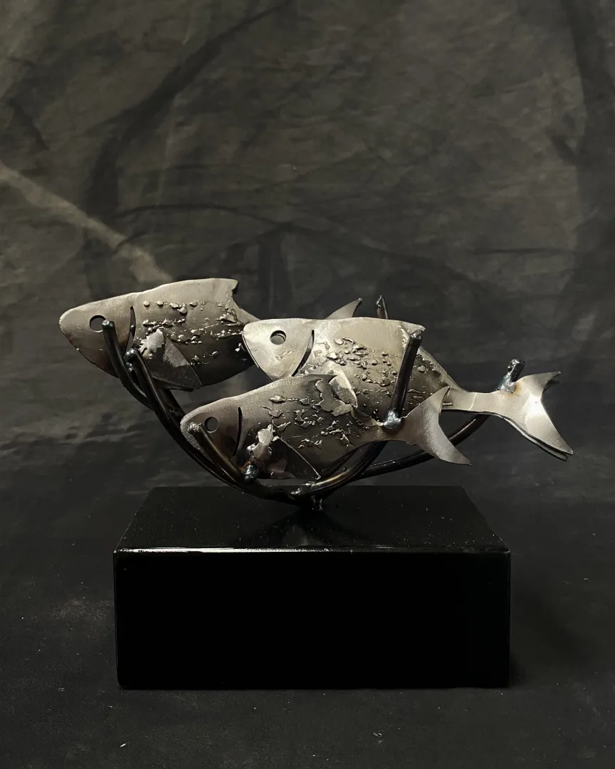 "Balıklar-1" eseri MÜCAHİT DİYAR ARIZ tarafından 2025 yılında 20x15x11 cm ölçülerinde Metal heykel tekniği ile yapılmıştır.