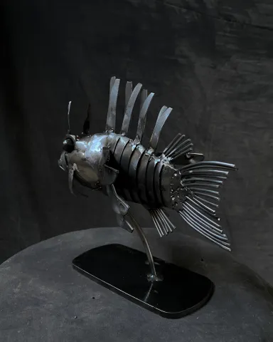 MÜCAHİT DİYAR ARIZ — “Aslan Balığı”, 2025 "Aslan Balığı" eseri MÜCAHİT DİYAR ARIZ tarafından 2025 yılında 23x26x13,5 cm ölçülerinde Metal heykel tekniği ile yapılmıştır.