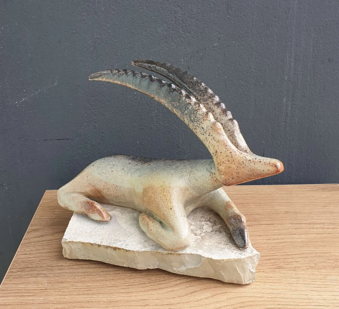 "Geyik" eseri AYŞE ERGÜNER tarafından 2022 yılında 15x19x13 cm ölçülerinde Seramik tekniği ile yapılmıştır.
