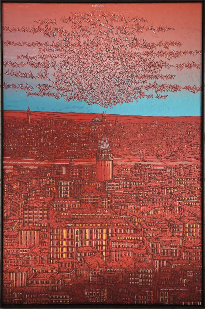 "İsimsiz" eseri DEVRİM ERBİL tarafından 2025 yılında 90x60 cm ölçülerinde Alüminyum üzerine Giclee baskı 1/1 Monoprint tekniği ile yapılmıştır.