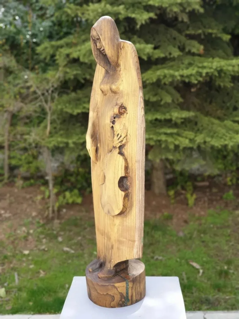 "Müzisyen 6" eseri HAKAN ERASLAN tarafından 2019 yılında 110x33x25 cm ölçülerinde Zeytin Ağacı Yontu tekniği ile yapılmıştır.