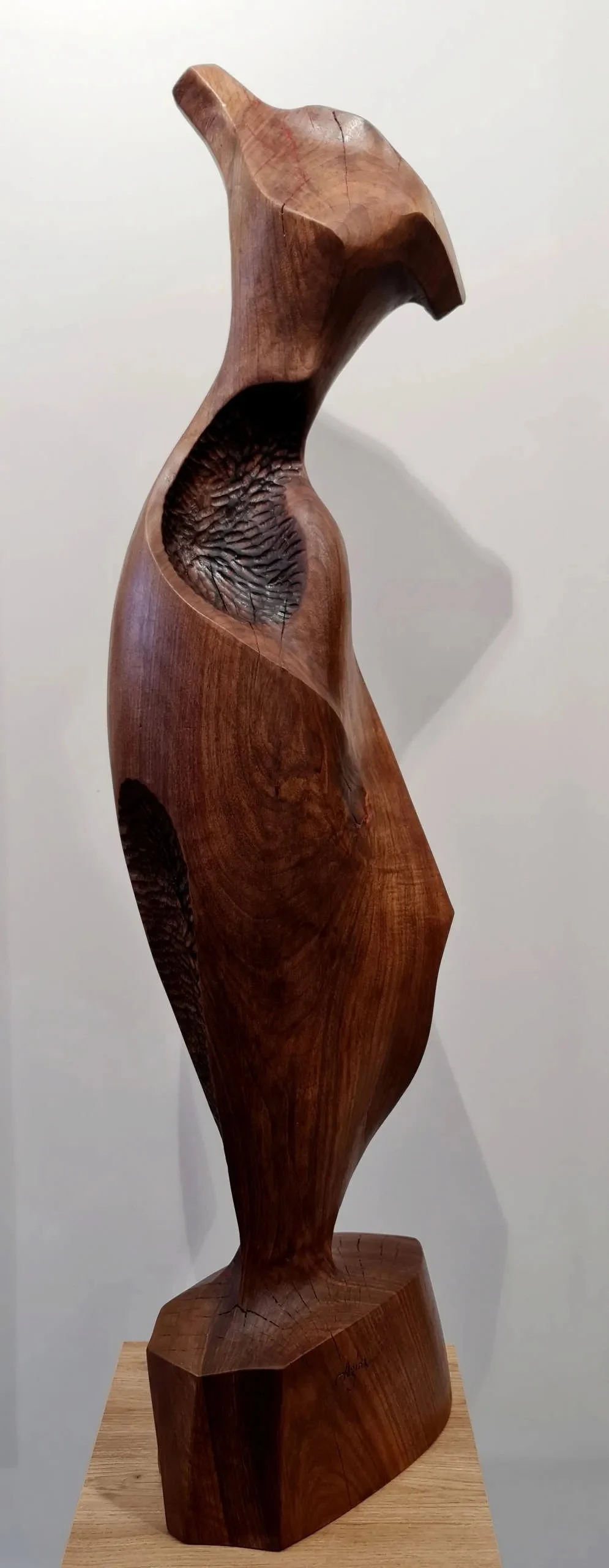"İsimsiz" eseri AZİMET KARAMAN tarafından 2021 yılında 126x30x35 cm ölçülerinde Ahşap Yontma - Ceviz (Ahlat) tekniği ile yapılmıştır.