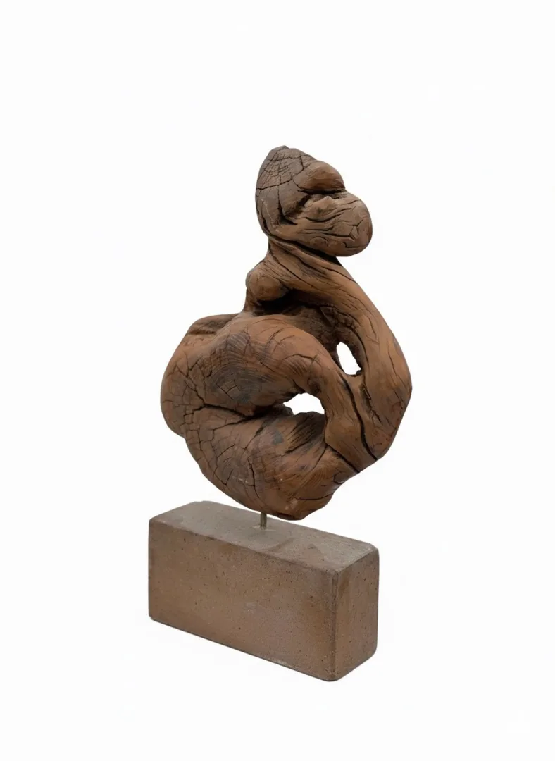 yakınlaştır "İsimsiz" eseri GÜVEN ATEŞ tarafından 2025 yılında 60x35x12 cm ölçülerinde Ahşap heykel - Zeytin ağacı tekniği ile yapılmıştır.
