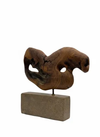 GÜVEN ATEŞ — “İsimsiz”, 2025 "İsimsiz" eseri GÜVEN ATEŞ tarafından 2025 yılında 27x30x06 cm ölçülerinde Ahşap heykel - Zeytin ağacı tekniği ile yapılmıştır.
