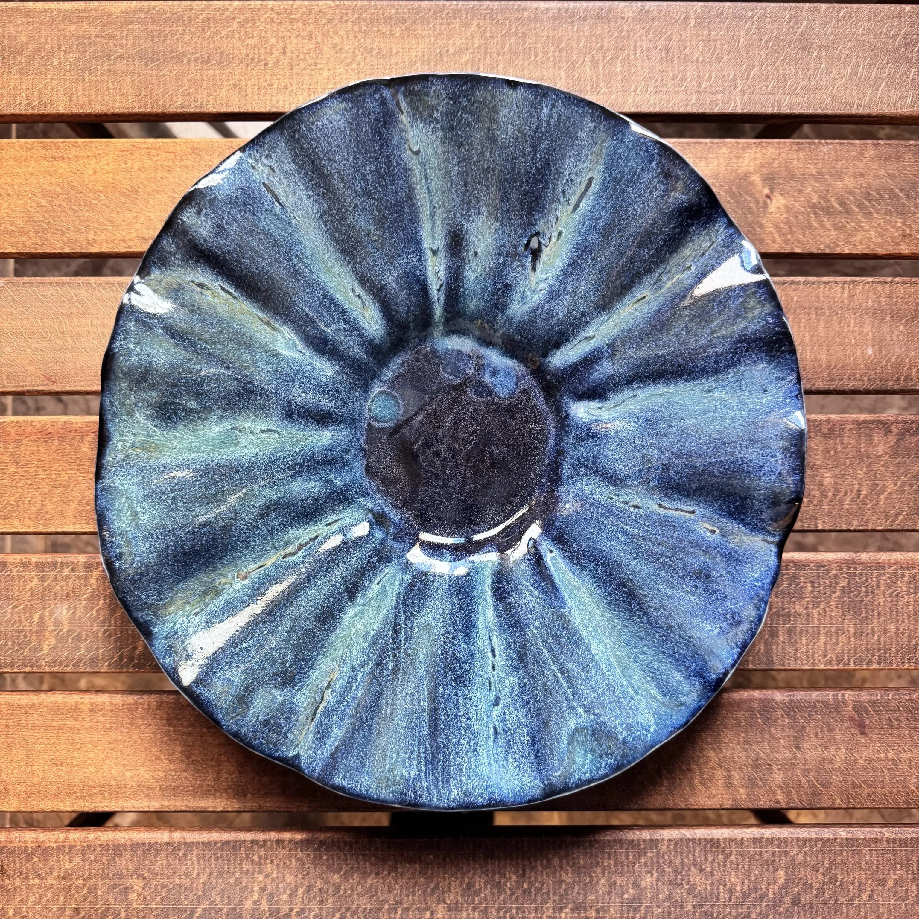 "İsimsiz" eseri HATİCE YAZICIOĞLU GÜRLER tarafından 2026 yılında 33x33 cm ölçülerinde Serbest elle şekillendirme, porselen çamuru 1220 °c tekniği ile yapılmıştır.