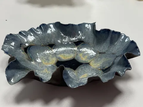 "Vicdan ve Vicdan'ın Kabuğu" eseri HATİCE YAZICIOĞLU GÜRLER tarafından 2026 yılında 17x26x6.5 cm ölçülerinde Serbest elle şekillendirme, porselen çamuru 1220 °c tekniği ile yapılmıştır.
