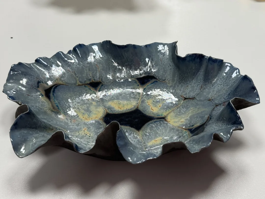 "Vicdan ve Vicdan'ın Kabuğu" eseri HATİCE YAZICIOĞLU GÜRLER tarafından 2026 yılında 17x26x6.5 cm ölçülerinde Serbest elle şekillendirme, porselen çamuru 1220 °c tekniği ile yapılmıştır.