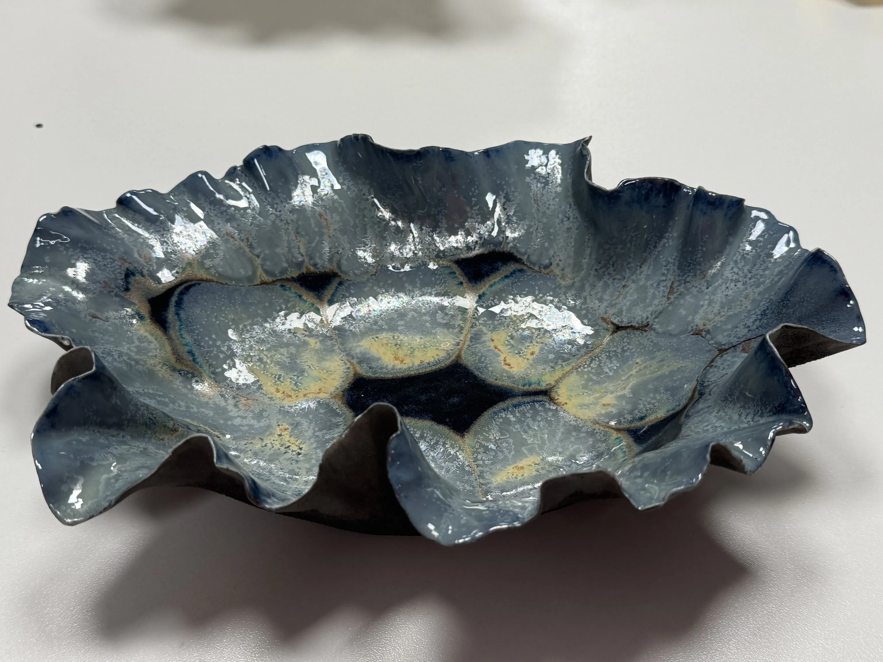 "Vicdan ve Vicdan'ın Kabuğu" eseri HATİCE YAZICIOĞLU GÜRLER tarafından 2026 yılında 17x26x6.5 cm ölçülerinde Serbest elle şekillendirme, porselen çamuru 1220 °c tekniği ile yapılmıştır.
