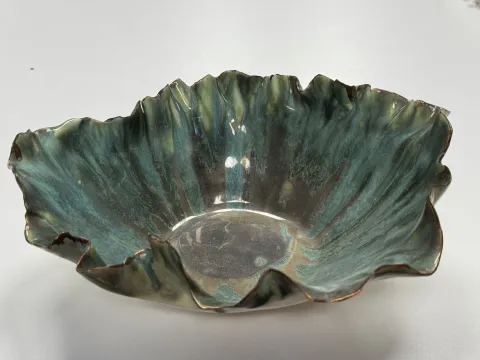 "İsimsiz" eseri HATİCE YAZICIOĞLU GÜRLER tarafından 2026 yılında 18.5x22,5x6 cm ölçülerinde Serbest elle şekillendirme, porselen çamuru 1220 °c tekniği ile yapılmıştır.