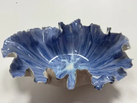 "İsimsiz" eseri HATİCE YAZICIOĞLU GÜRLER tarafından 2026 yılında 17x25x7.5 cm ölçülerinde Serbest elle şekillendirme, porselen çamuru 1220 °c tekniği ile yapılmıştır.