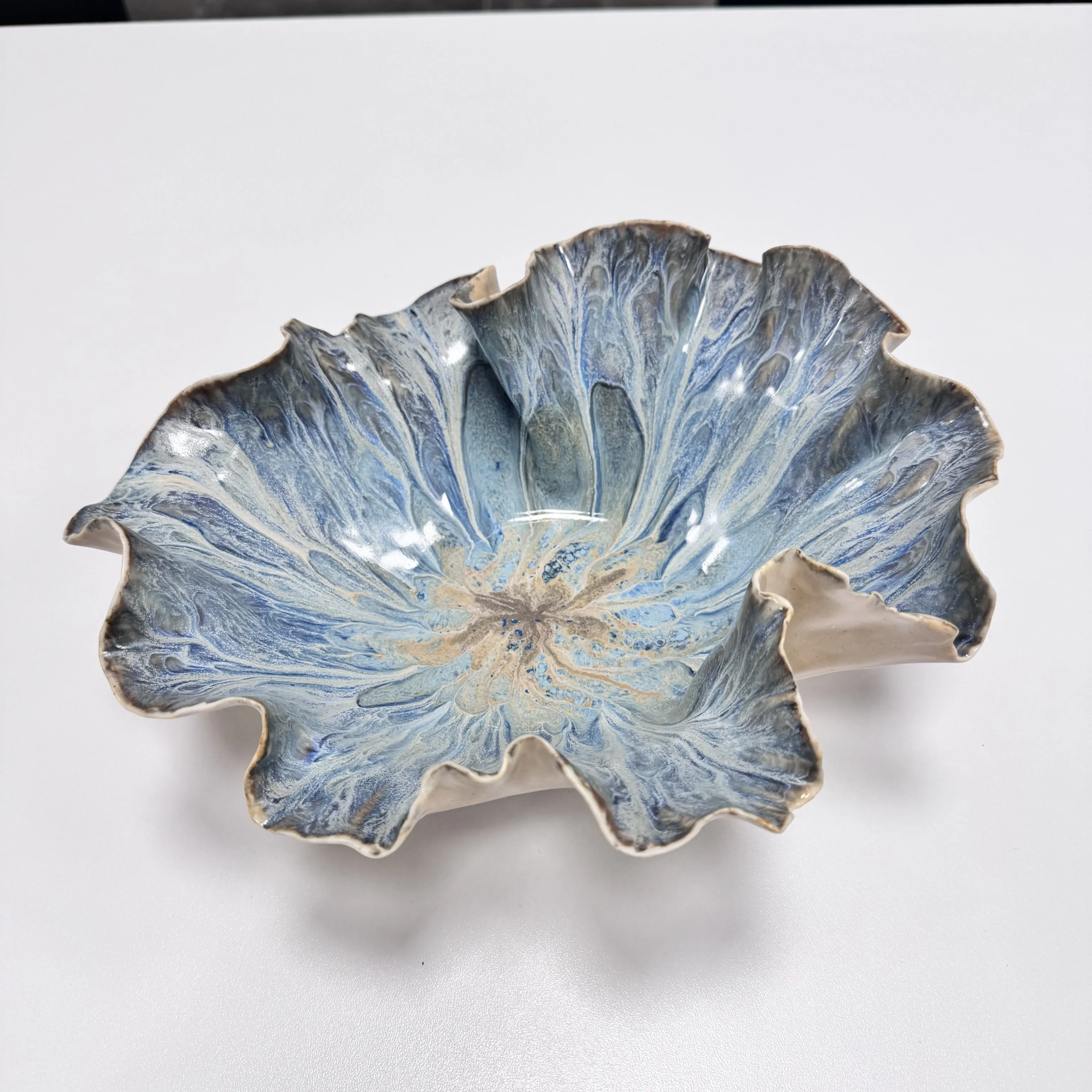 "İsimsiz" eseri HATİCE YAZICIOĞLU GÜRLER tarafından 2026 yılında 23x24x8.5 cm ölçülerinde Serbest elle şekillendirme, porselen çamuru 1220 °c tekniği ile yapılmıştır.