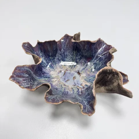 "İsimsiz" eseri HATİCE YAZICIOĞLU GÜRLER tarafından 2026 yılında 15x23x12 cm ölçülerinde Serbest elle şekillendirme, porselen çamuru 1220 °c tekniği ile yapılmıştır.