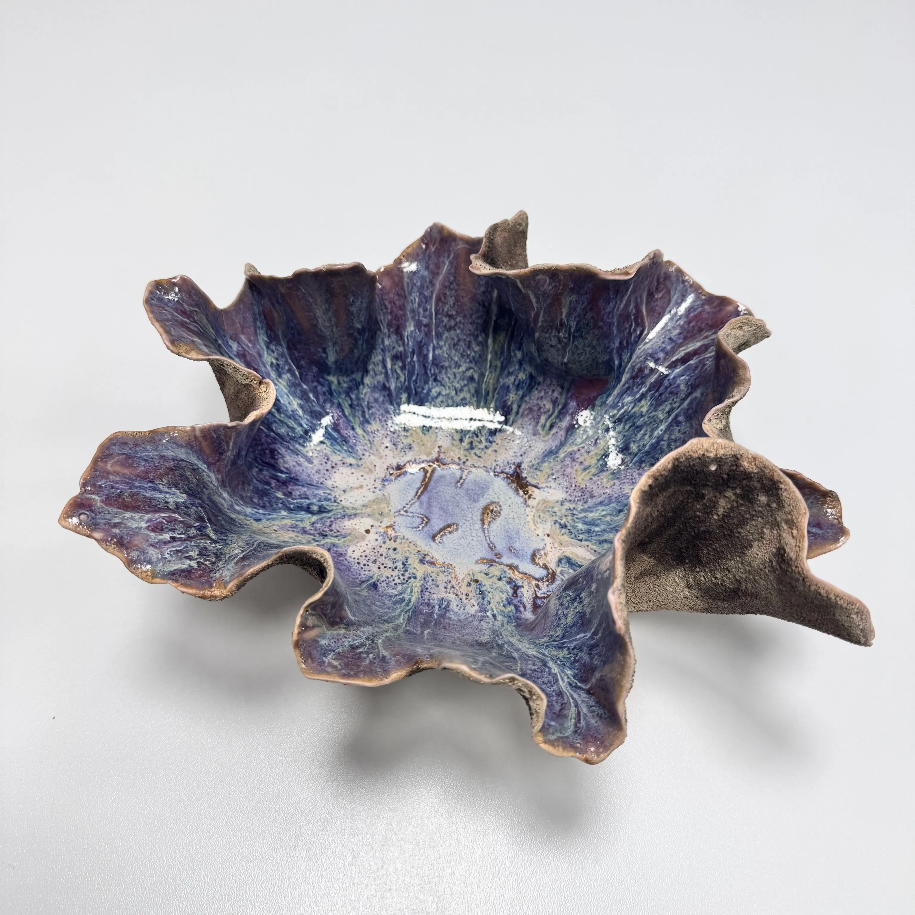 "İsimsiz" eseri HATİCE YAZICIOĞLU GÜRLER tarafından 2026 yılında 15x23x12 cm ölçülerinde Serbest elle şekillendirme, porselen çamuru 1220 °c tekniği ile yapılmıştır.