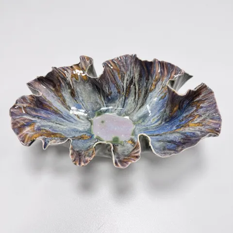 "İsimsiz" eseri HATİCE YAZICIOĞLU GÜRLER tarafından 2026 yılında 19x25x8 cm ölçülerinde Serbest elle şekillendirme, porselen çamuru 1220 °c tekniği ile yapılmıştır.