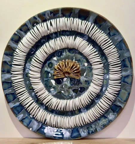 "İsimsiz" eseri HATİCE YAZICIOĞLU GÜRLER tarafından 2026 yılında 34x34 cm ölçülerinde Serbest elle şekillendirme, porselen çamuru 1220 °c tekniği ile yapılmıştır.