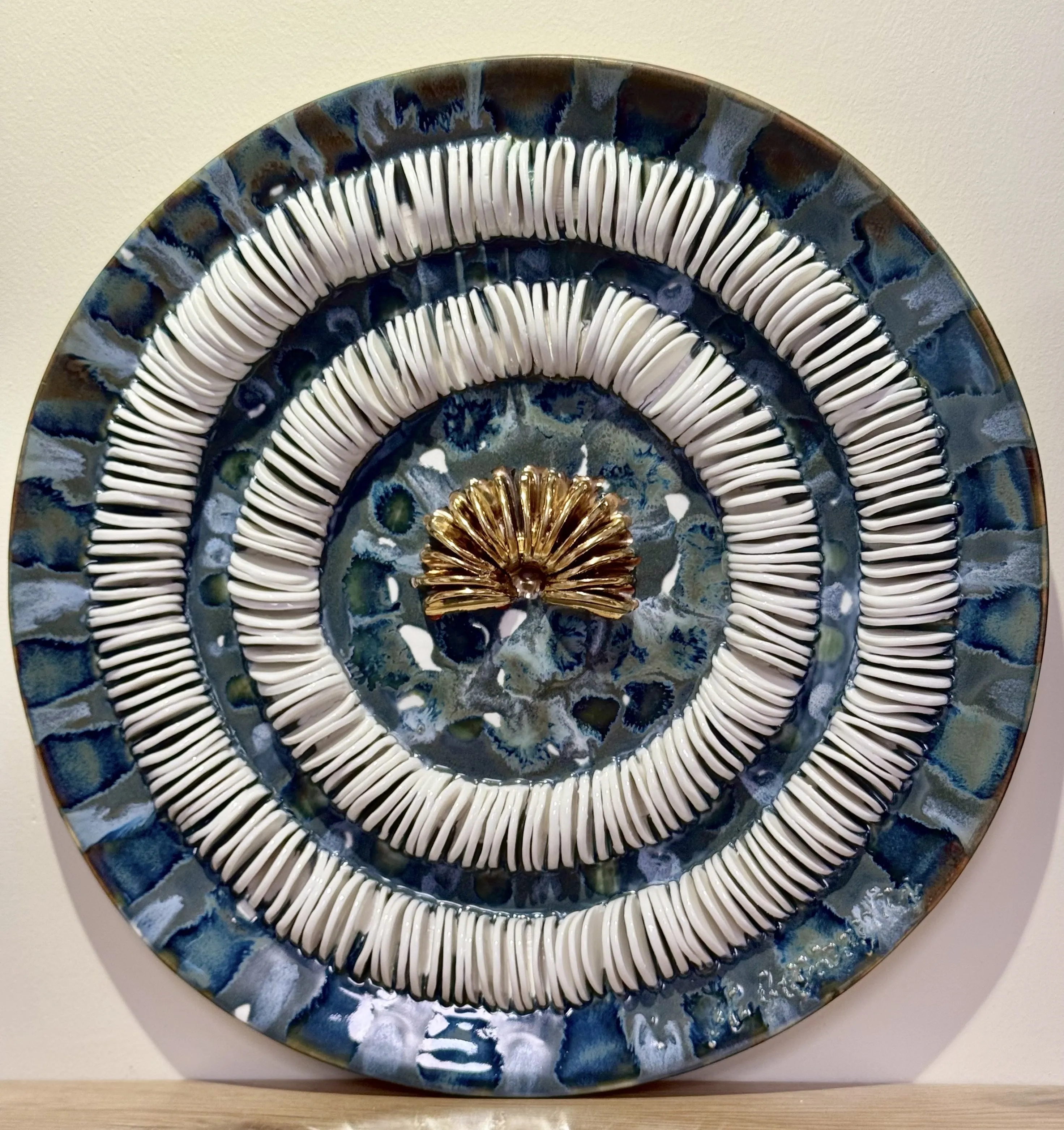 "İsimsiz" eseri HATİCE YAZICIOĞLU GÜRLER tarafından 2026 yılında 34x34 cm ölçülerinde Serbest elle şekillendirme, porselen çamuru 1220 °c tekniği ile yapılmıştır.