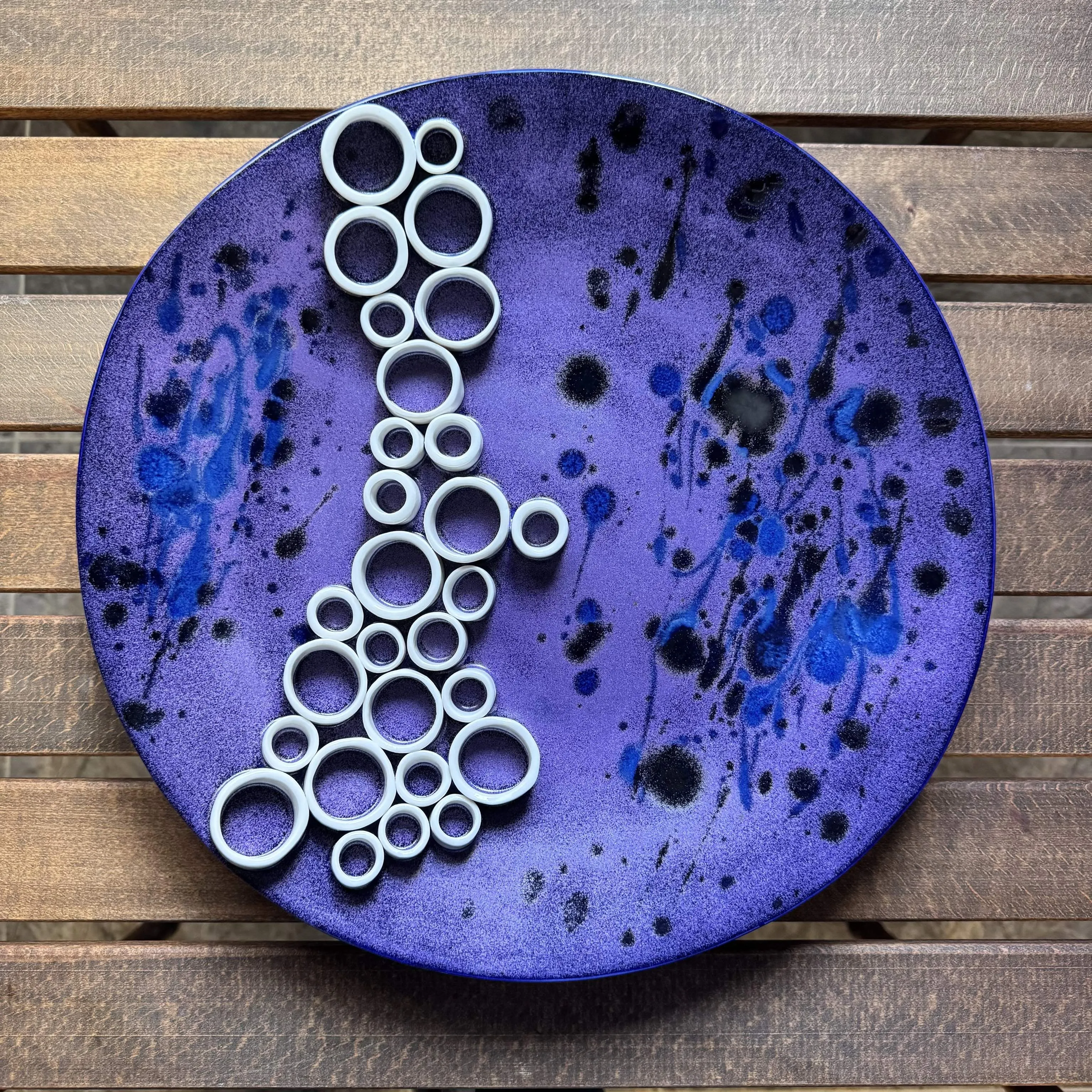 "İsimsiz" eseri HATİCE YAZICIOĞLU GÜRLER tarafından 2026 yılında 34x34 cm ölçülerinde Serbest elle şekillendirme, porselen çamuru 1220 °c tekniği ile yapılmıştır.