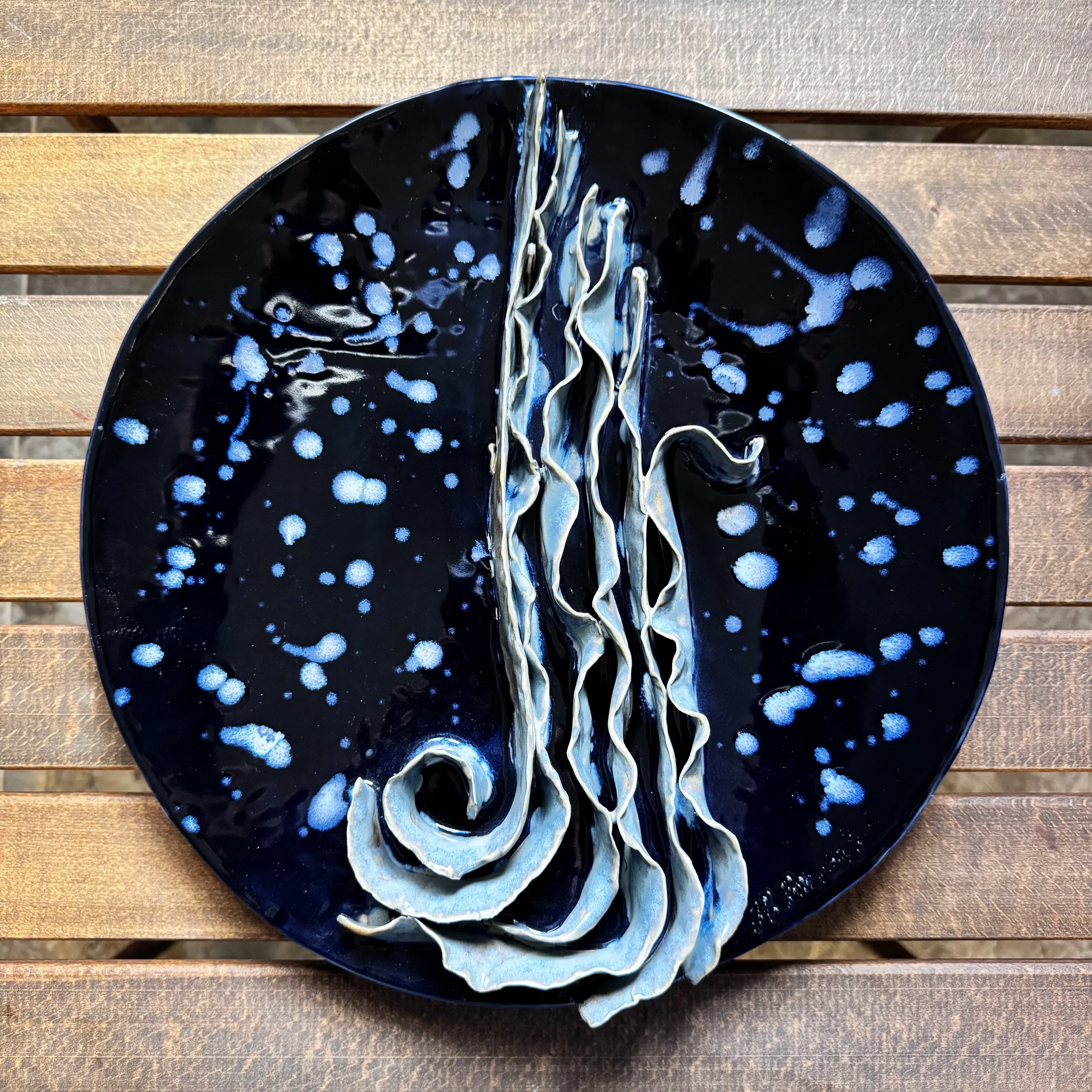 "İsimsiz" eseri HATİCE YAZICIOĞLU GÜRLER tarafından 2026 yılında 33x33 cm ölçülerinde Serbest elle şekillendirme, porselen çamuru 1220 °c tekniği ile yapılmıştır.
