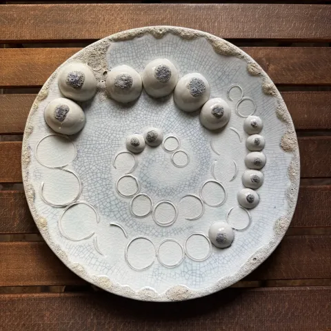 HATİCE YAZICIOĞLU GÜRLER — “İsimsiz”, 2026 "İsimsiz" eseri HATİCE YAZICIOĞLU GÜRLER tarafından 2026 yılında 33x33 cm ölçülerinde Serbest elle şekillendirme, porselen çamuru 1220 °c tekniği ile yapılmıştır.