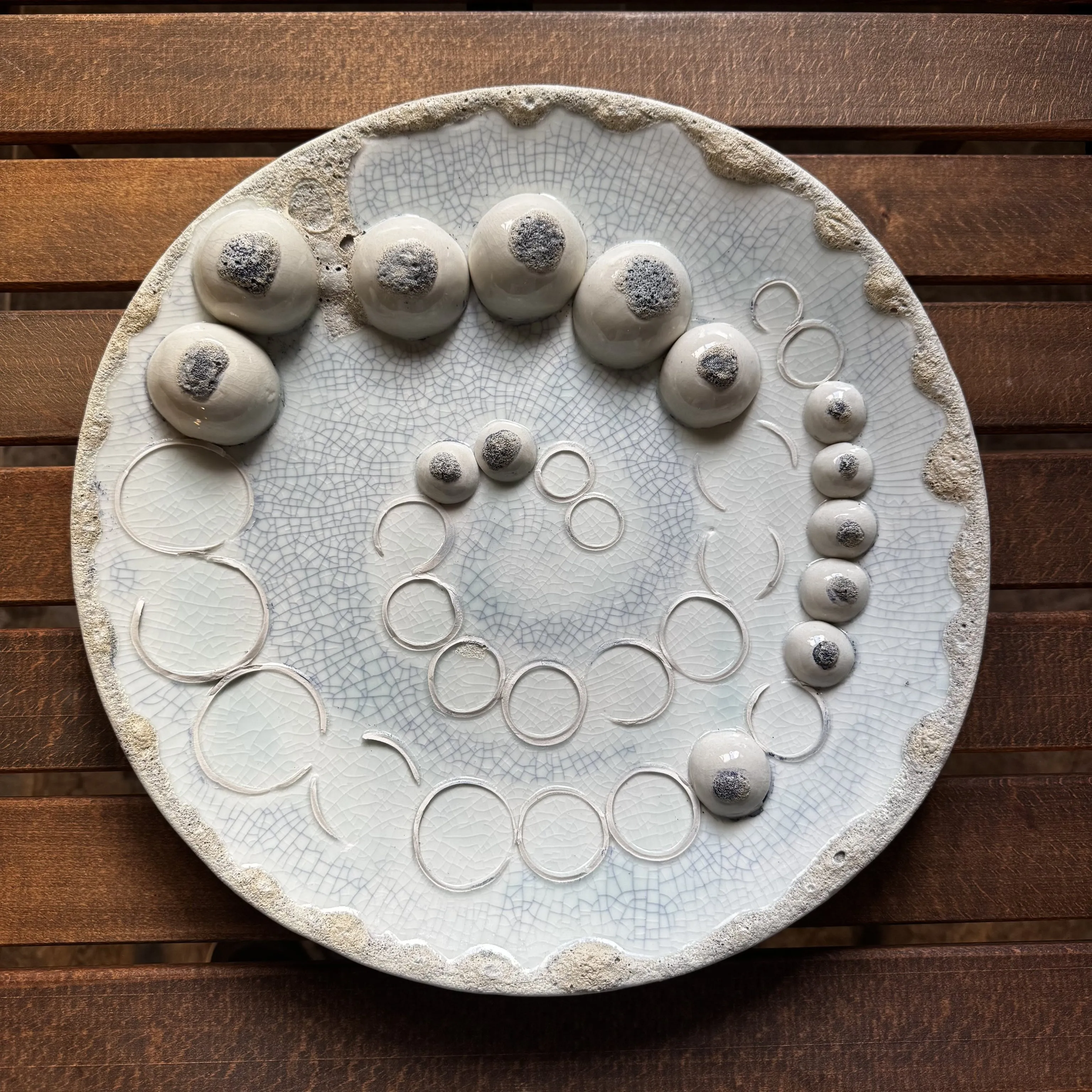 "İsimsiz" eseri HATİCE YAZICIOĞLU GÜRLER tarafından 2026 yılında 33x33 cm ölçülerinde Serbest elle şekillendirme, porselen çamuru 1220 °c tekniği ile yapılmıştır.