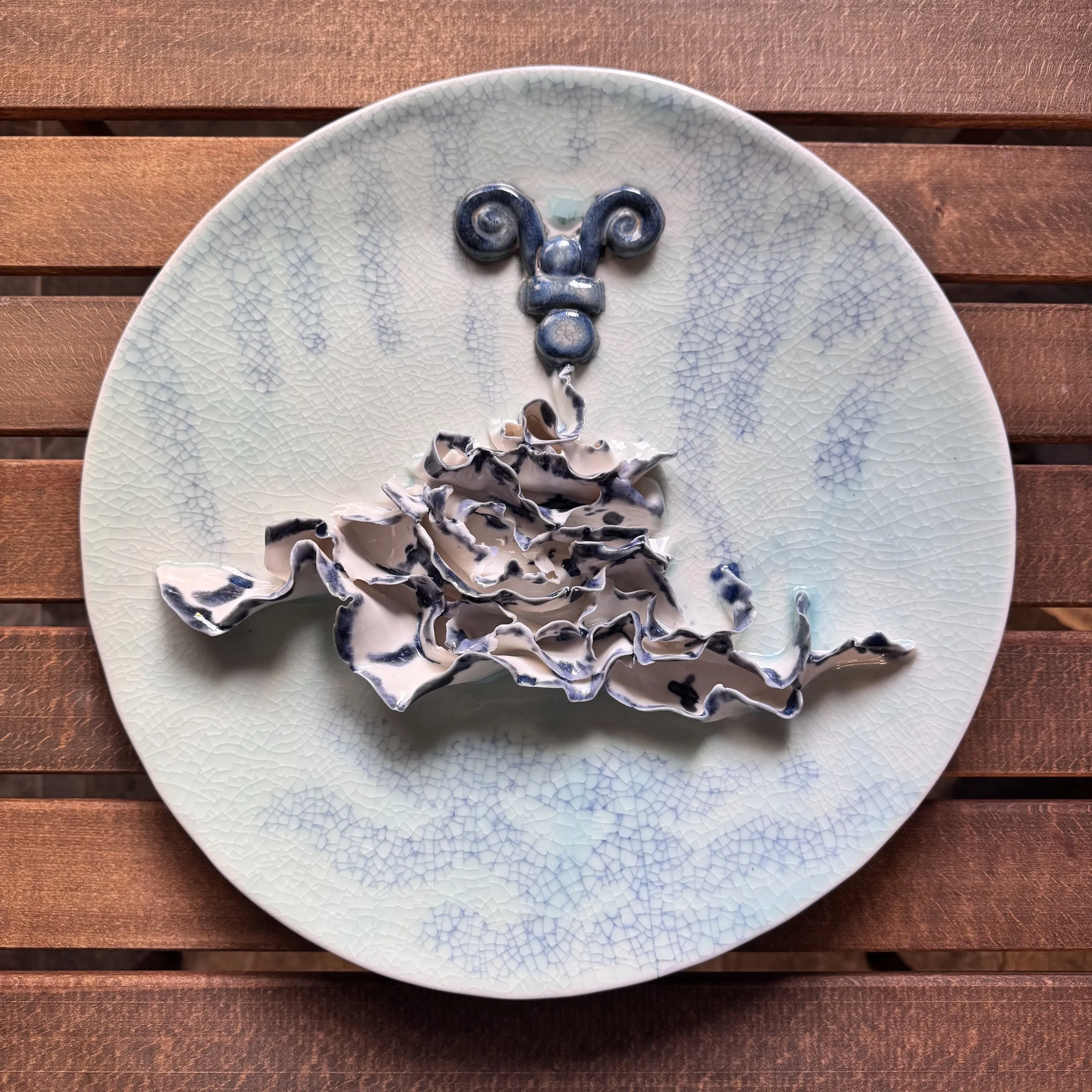 "İsimsiz" eseri HATİCE YAZICIOĞLU GÜRLER tarafından 2026 yılında 33x33 cm ölçülerinde Serbest elle şekillendirme, porselen çamuru 1220 °c tekniği ile yapılmıştır.