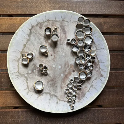 HATİCE YAZICIOĞLU GÜRLER — “İsimsiz”, 2026 "İsimsiz" eseri HATİCE YAZICIOĞLU GÜRLER tarafından 2026 yılında 33x33 cm ölçülerinde Serbest elle şekillendirme, porselen çamuru 1220 °c tekniği ile yapılmıştır.