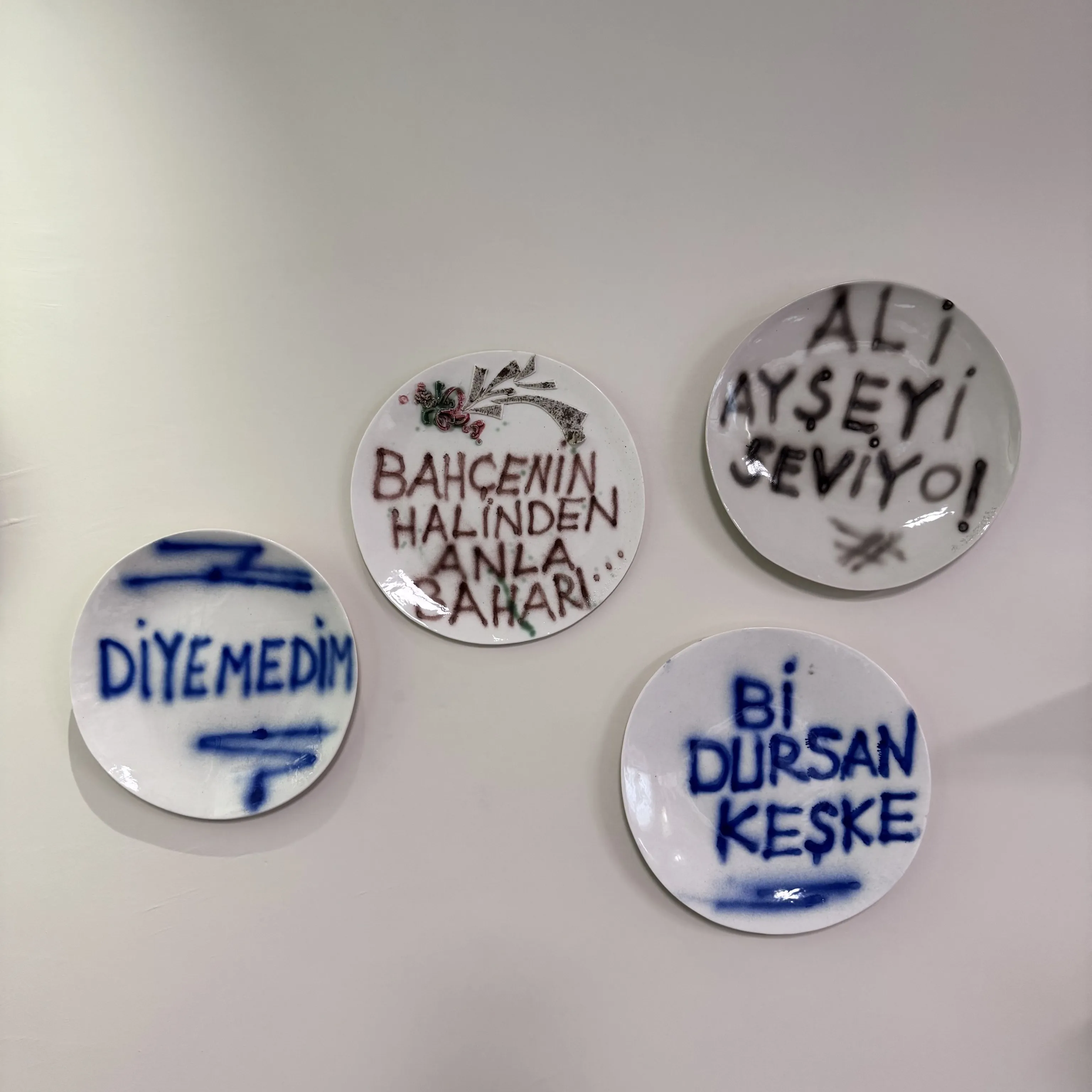"İsimsiz" eseri HATİCE YAZICIOĞLU GÜRLER tarafından 2026 yılında 32x32 cm ölçülerinde Serbest elle şekillendirme, porselen çamuru 1220 °c tekniği ile yapılmıştır.
