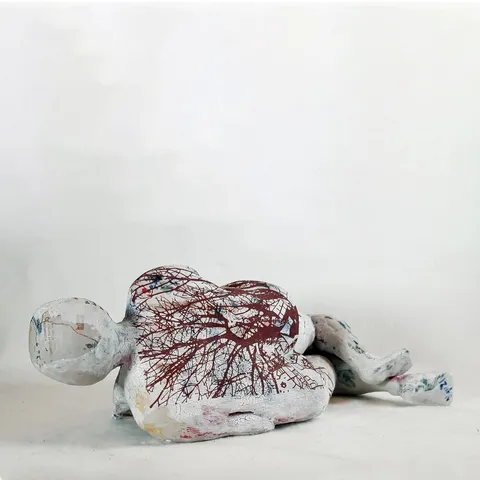 OLGU SÜMENGEN BERKER — “Sayfa 4”, 2021 "Sayfa 4" eseri OLGU SÜMENGEN BERKER tarafından 2021 yılında 50x31x20 cm ölçülerinde Porselen astar ve lifler, dekal ve transfer baskı, 1250 °C pişirim, tekniği ile yapılmıştır.