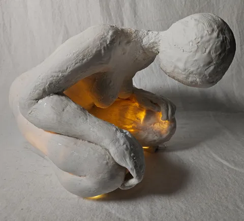 "İç Işık" eseri OLGU SÜMENGEN BERKER tarafından 2025 yılında 31x31x27 cm ölçülerinde Porcelain, porcelain slip, transparent glaze, 1270°C tekniği ile yapılmıştır.