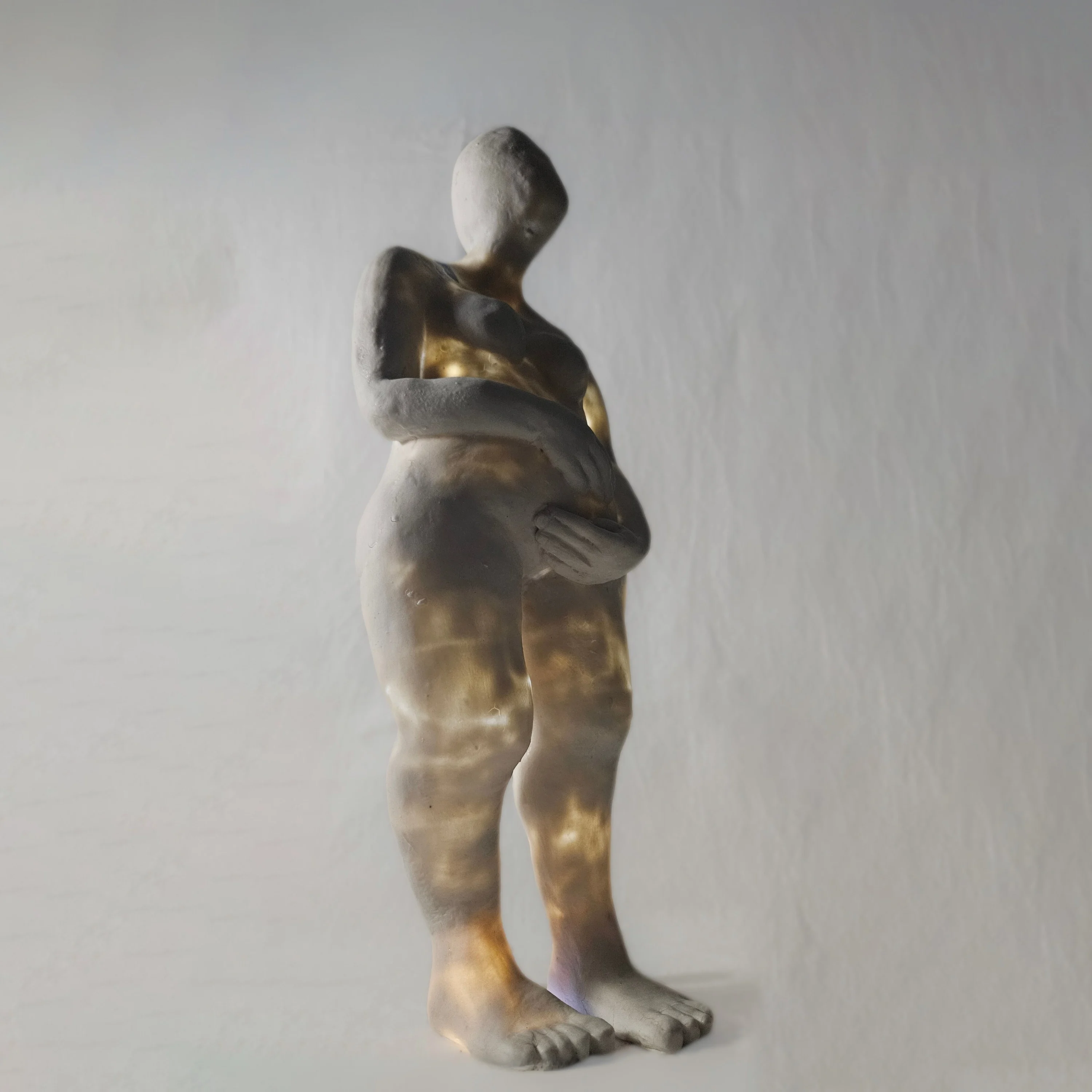 "Mavi şeritli iç ışık" eseri OLGU SÜMENGEN BERKER tarafından 2025 yılında 13x8x47 cm ölçülerinde Paper porcelain, hand-built, 1270°C tekniği ile yapılmıştır.