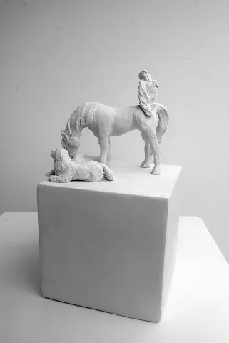 "İsimsiz" eseri RENGİN SOLMAZ SÖNMEZ tarafından 2026 yılında 20x147x20 cm ölçülerinde Seramik Heykel-Plaka Tekniği- Serbest elle şekillendirme tekniği ile yapılmıştır.