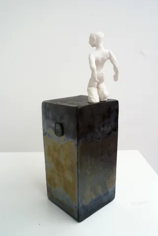 "İsimsiz" eseri RENGİN SOLMAZ SÖNMEZ tarafından 2026 yılında 12x154x12 cm ölçülerinde Seramik Heykel-Plaka Tekniği- Serbest elle şekillendirme tekniği ile yapılmıştır.